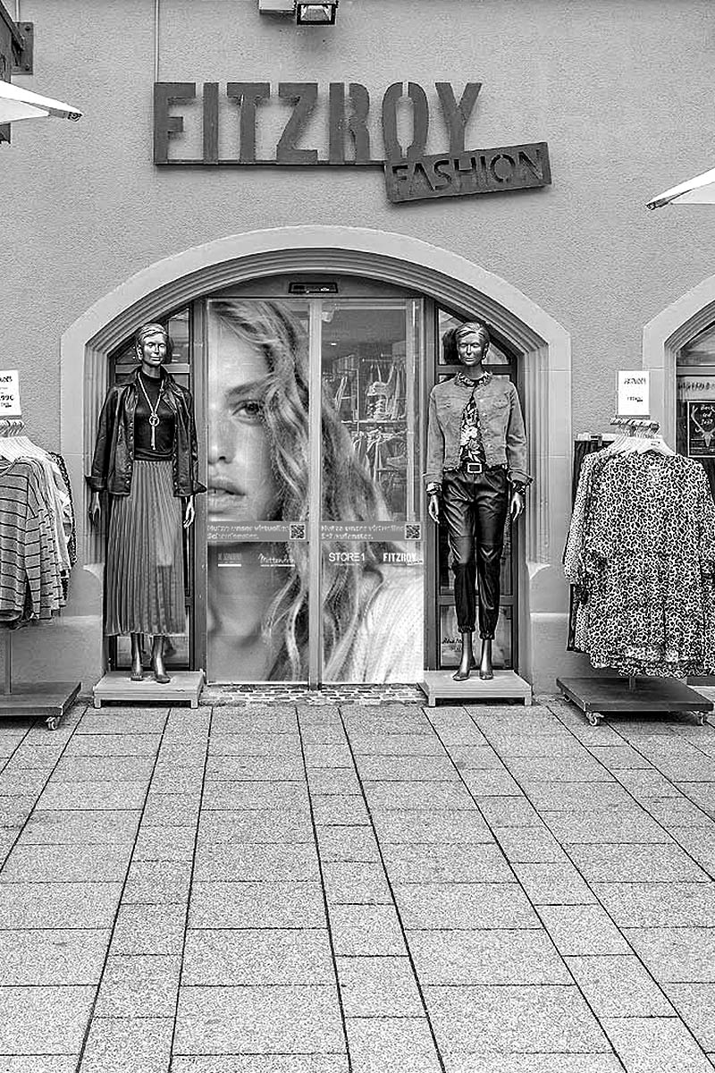 Beschriftung eines Schaufensters am Straßenrand. Man kann das Wort Kultur in großen Buchstaben als Beschriftung sehen.