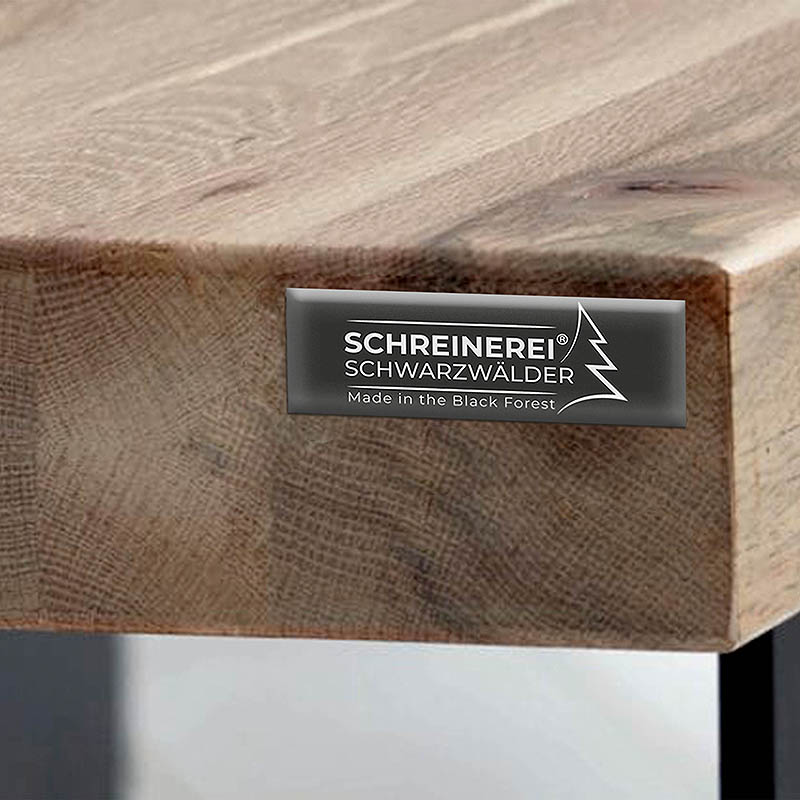 Etikett der Firma Schwarzwälder an einem Tisch.