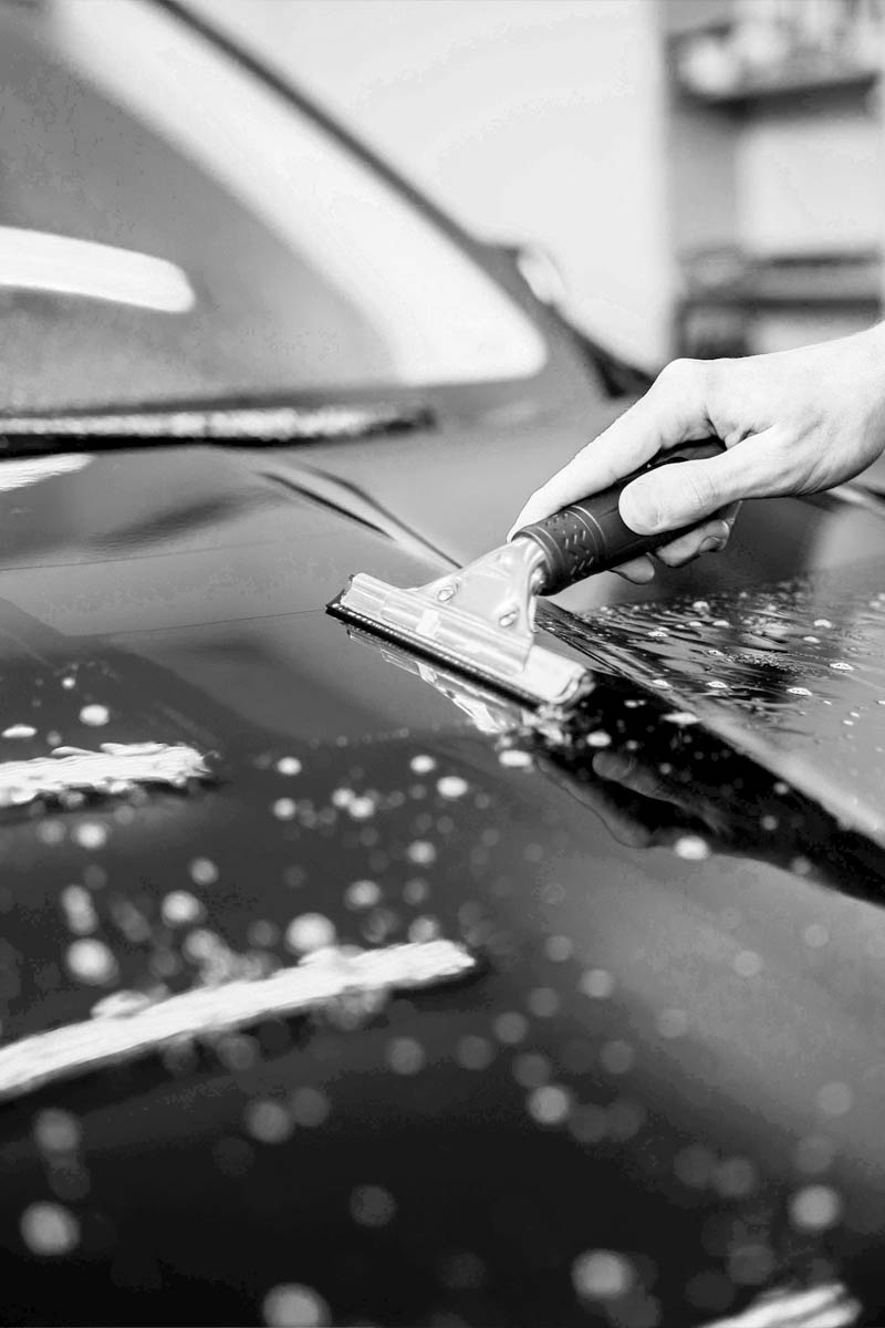 Auto das blau foliert wird mit Farbproben auf der Motorhaube