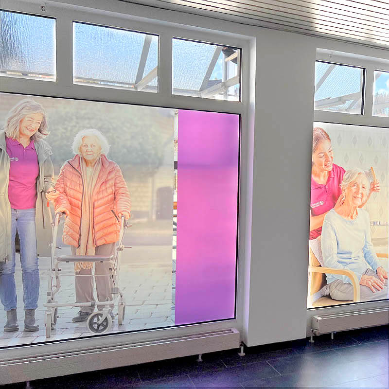 Glasdekor von Home Instead in einem Schaufenster.