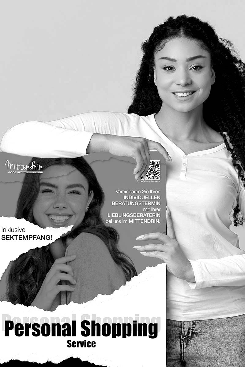 Frau mit Locken vor orangenem Hintergrund, die ein Plakat in der Hand hält.