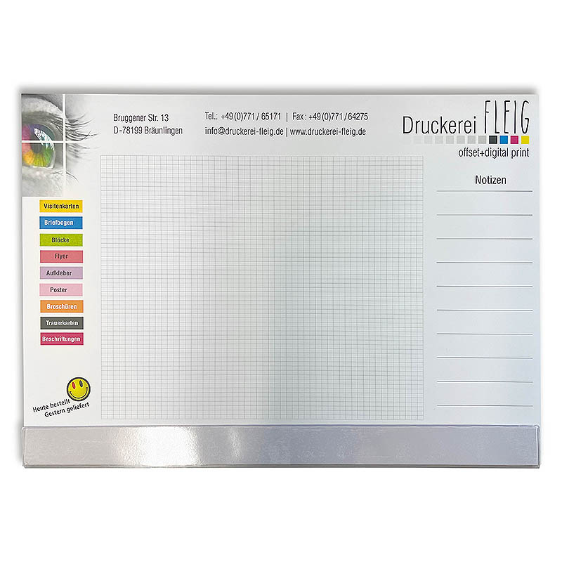 Schreibtischunterlage der Druckerei Fleig mit Stiften in gelb und magenta.