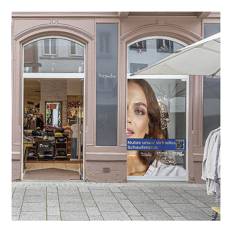 Schaufensterbeschriftung mit Frauengesicht beim Modegeschäft Mittendrin.