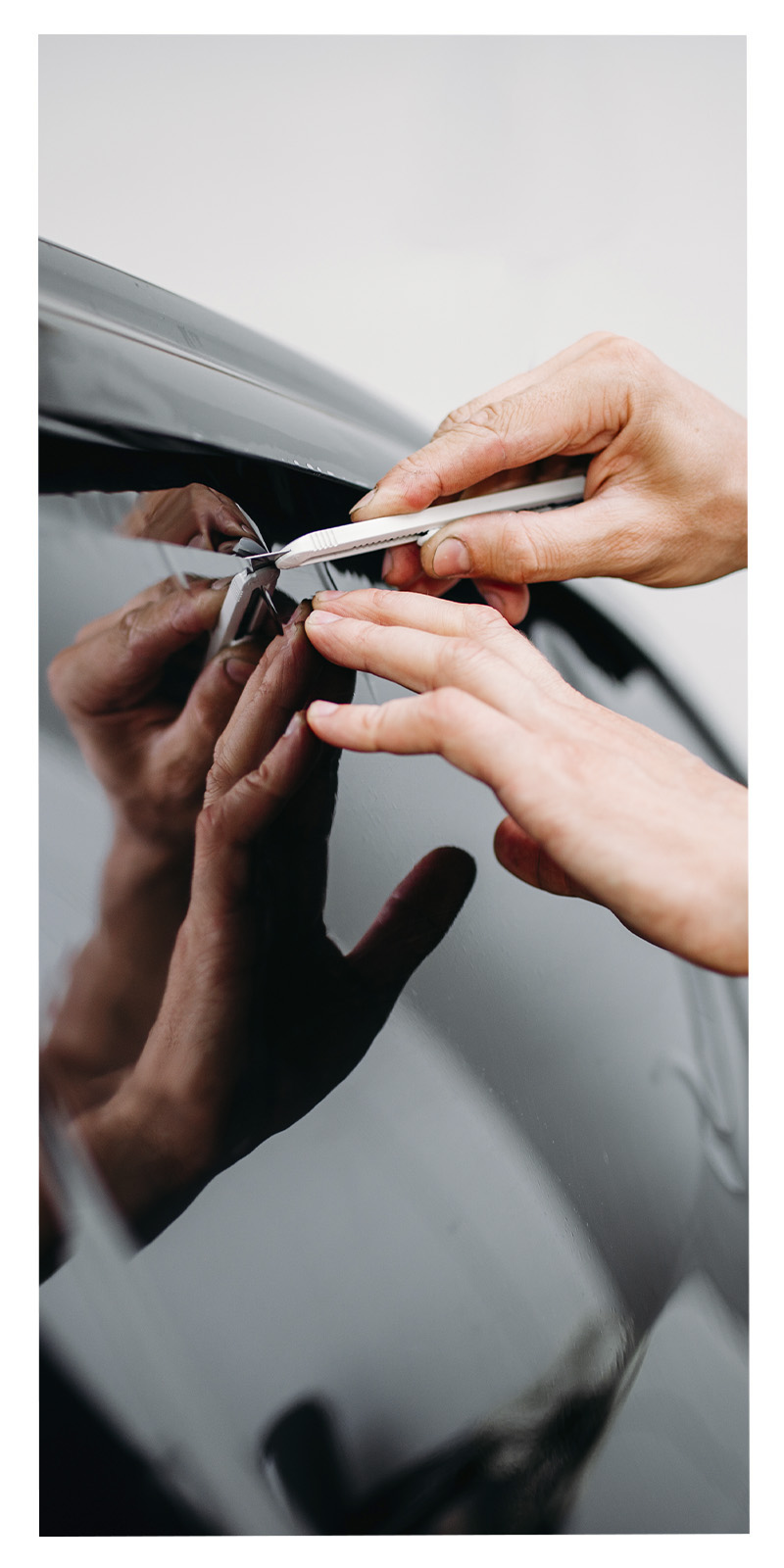 Auto das blau Foliert wird mit Farbfächer auf der Motorhaube.
