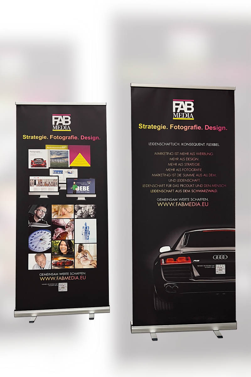 Frau, die am Schreibtisch sitzt, von hinten.